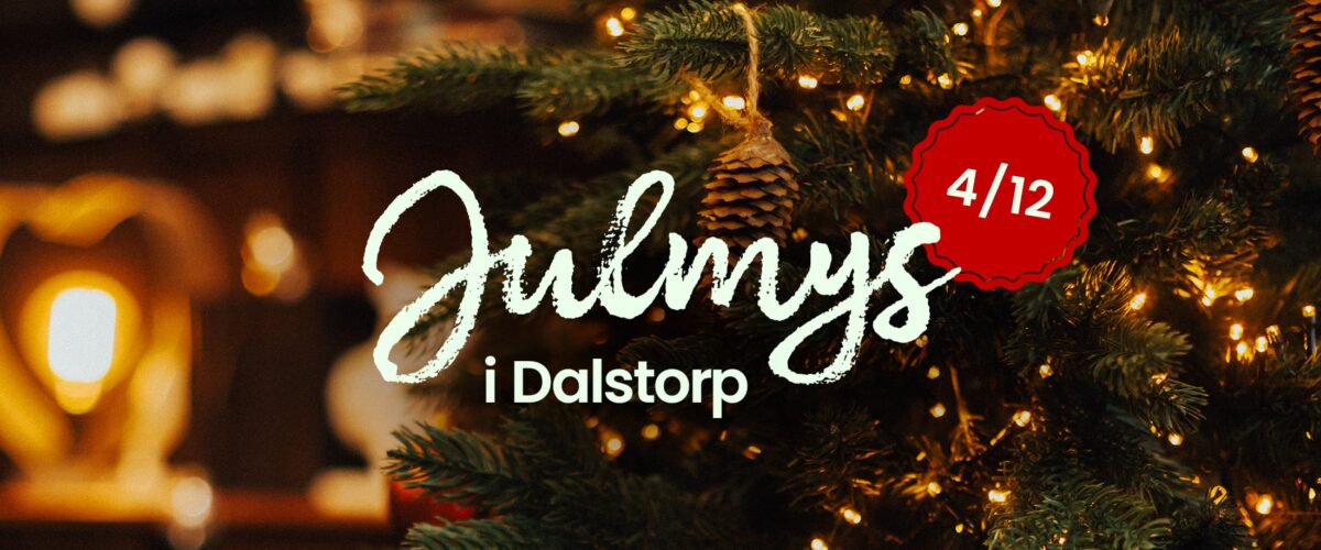 Juldekorerad gran med texten ”Julmys i Dalstorp” och datum 4/12.